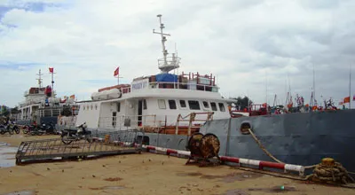 Tàu Phú Quý 07 và Bình Thuận 18 vẫn chờ tại cảng Phan Thiết. (ảnh chụp trưa ngày 8-9.)