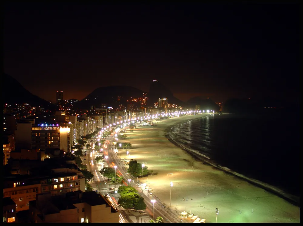 Bãi biển tuyệt đẹp về đêm