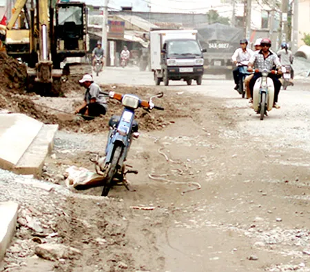 Công trình đường Đặng Văn Bi lổn nhổn đất đá.