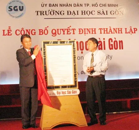Trao giấy phép xuất bản Tạp chí Đại học Sài Gòn