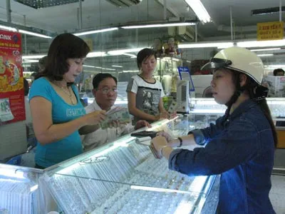 Tuy giá vàng giảm nhưng vẫn còn ở mức cao nên nhiều người đi bán vàng. Ảnh:Trần Thanh