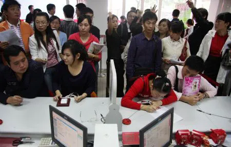 Các cặp uyên ương đang điền hồ sơ đăng ký kết hôn tại tỉnh Sơn Đông