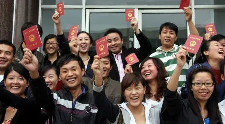 Các bạn trẻ vui mừng vì được cấp giấy chứng nhận đăng ký kết hôn vào ngày tốt