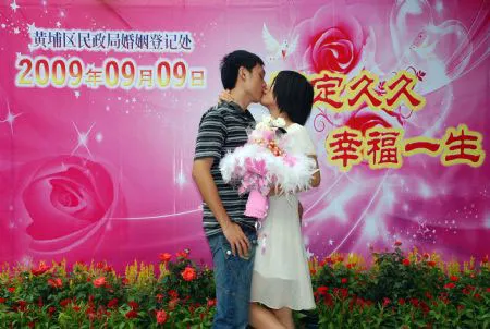 Một đôi bạn trẻ hôn nhau tại phòng đăng ký kết hôn tỉnh Quảng Châu