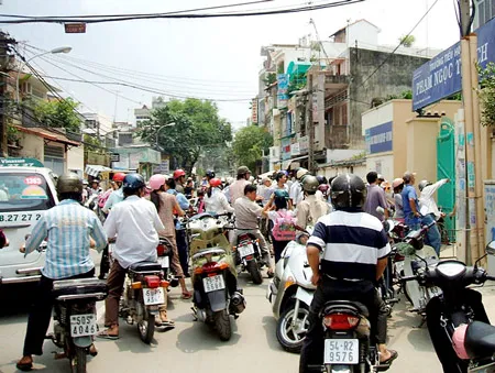 Cổng trường tái diễn kẹt xe