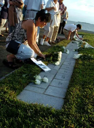 Sherri Williams đặt hoa cho con gái Candace Williams đã thiệt mạng trong ngày 11-9-2001