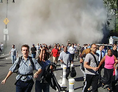 Người dân hốt hoảng chạy ra khỏi khu vực bị tấn công