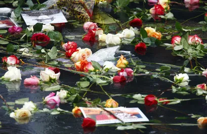 Hoa hồng được người thân của các nạn nhân đặt tại Đài tưởng niệm 11-9
