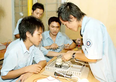 Học viên lớp Điện công nghệ hệ trung cấp Trường Cao đẳng Nghề TPHCM thực hành lắp ráp tụ điện. Ảnh: MAI HẢI