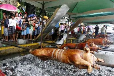 Tại Philippines, lễ hội nào không có heo quay thì sẽ mất đi phần nào sự long trọng. Heo quay được ướp hành tây, sả, hạt tiêu, lá dứa nên thơm giòn và có màu đỏ đậm