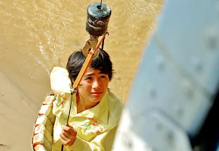 Cứu nạn nhân từ dưới sông lên.