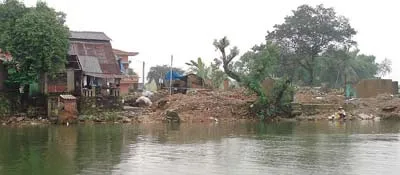 Bờ sông Hương sạt lở, nhiều hộ dân đành đập bỏ nhà cửa, di chuyển đồ đạc đi nơi khác