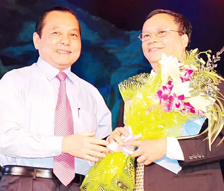 Bí thư Thành ủy TPHCM Lê Thanh Hải tặng hoa cho ông Nguyễn Hòa Bình Chủ tịch Hội đồng Quản trị Vietcombank - nhà tài trợ chính của chương trình. Ảnh: VIỆT DŨNG