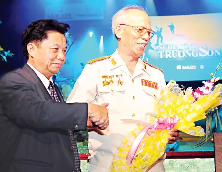 Tổng Biên tập Báo SGGP Trần Thế Tuyển và Thiếu tướng Phan Khắc Hy tại đêm phát động Nghĩa tình Trường Sơn.