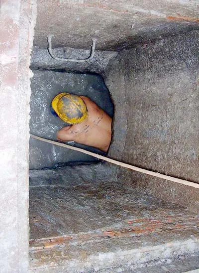 Nhọc nhằn nghề... chui cống