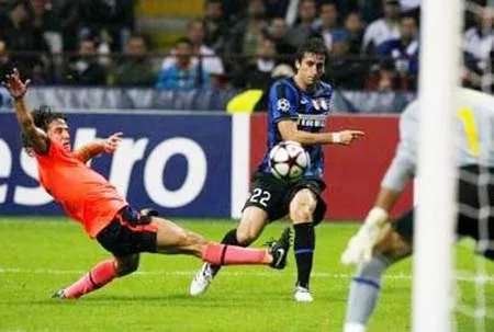Tiền đạo Diego Milito (số 22) tung cú sút về phía khung thành Victor Valdes.