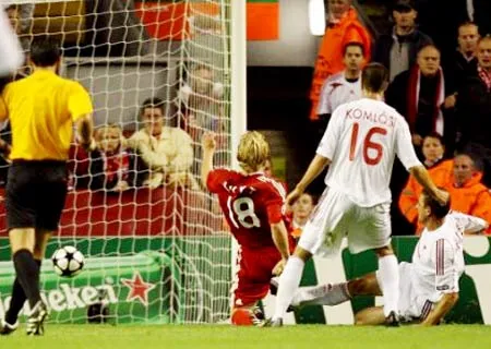Dirk Kuyt (số 18), trong pha ghi bàn vào lưới Debrecen.