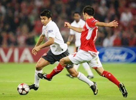 Tiền đạo Eduardo (trái, tác giả bàn ấn định chiến thắng 3 - 2 cho Arsenal) trong pha đi bóng trước hậu vệ Standard Liege.