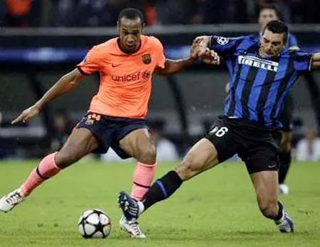 Henry (trái) trước sự tranh chấp quyết liệt của trung vệ Lucio (Inter Milan). Ảnh: Reuters.