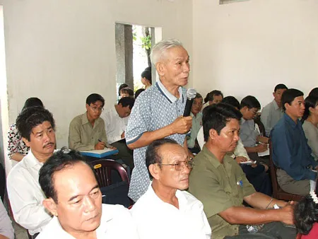 Đối thoại giữa người dân với chính quyền quận 12 TPHCM về giải quyết khiếu nại, tố cáo. Ảnh: HOÀI NAM