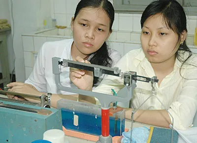 Sinh viên ĐH Sư phạm TPHCM thực tập trong phòng thí nghiệm Lý. Ảnh: MAI HẢI