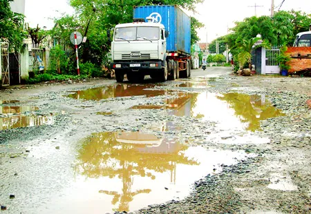 Khổ… vì sống gần cảng