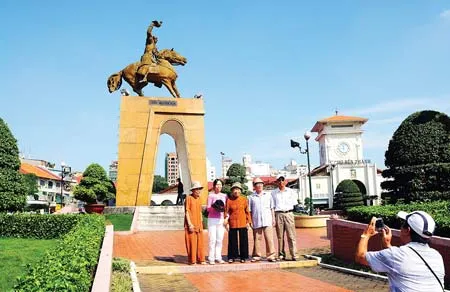 Tượng đài Trần Nguyên Hãn tại công viên Quách Thị Trang (trước chợ Bến Thành). Ảnh: AN DUNG