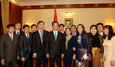 Thủ tướng Nguyễn Tấn Dũng và cán bộ, nhân viên Đại sứ quán, đại diện cộng đồng Việt Nam tại Kazakhstan - Ảnh: Chinhphu.vn