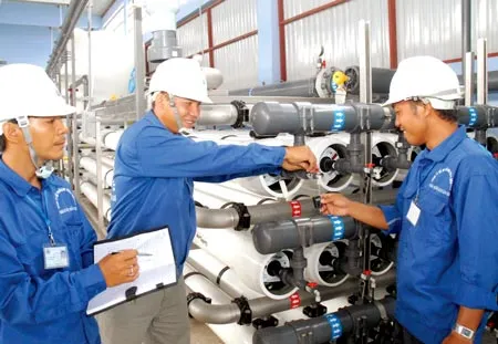 Vận hành hệ thống xử lý nước ngọt công suất 5000m³/ngày cung cấp cho người dân Huyện Cần Giờ tại công ty cổ phần Đặng Đoàn Nguyễn - đơn vị thực hiện xã hội hóa cấp nước. Ảnh: Đức Trí