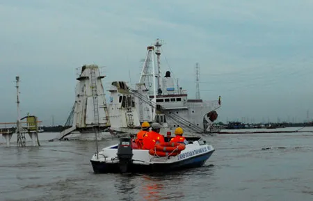 Cano của lực lượng đảm bảo an toàn hàng hải túc trực 24/24 để hướng dẫn luồng tuyến cho tàu bè qua lại. Ảnh: Trần Thanh