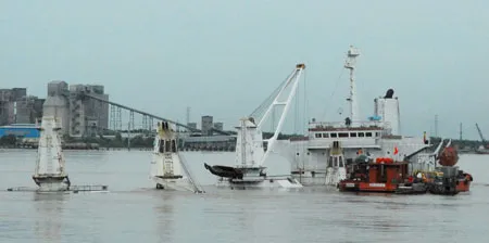 Khi nước ròng, một phần cabin và 2 cần cẩu của tàu Lady Belinda nhô lên. Ảnh: Trần Thanh