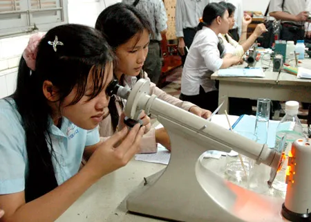 SV ĐH sư phạm TPHCM thực tập trong phòng thí nghiệm Lý. Ảnh: Mai Hải