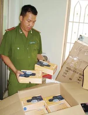 Chặn đứng vụ vận chuyển đồ điện tử giả