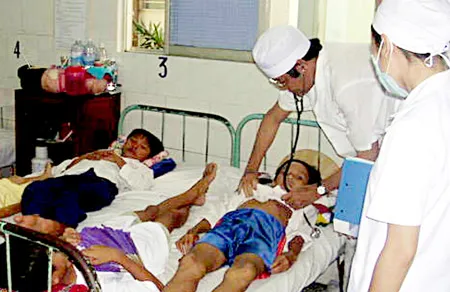 Bệnh viện Nhi đồng Cần Thơ đang quá tải. Tình trạng 2 bệnh nhân nằm 1 giường thường xuyên xảy ra.