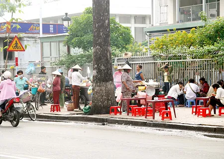 Thực hiện nếp sống văn minh đô thị - Thiếu điều kiện, kém ý thức...