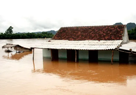 Nhà dân tại xã Cảnh Hóa (huyện Tuyên Hóa, Quảng Bình) chìm trong lũ. Ảnh: Đ.TỨ