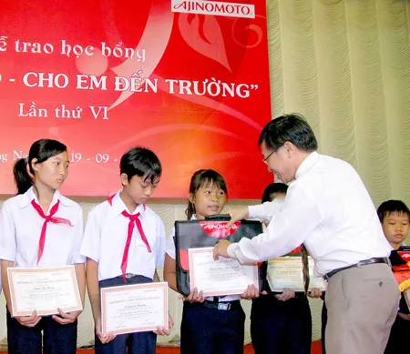 Trao học bổng “Ajinomoto - Cho em đến trường”