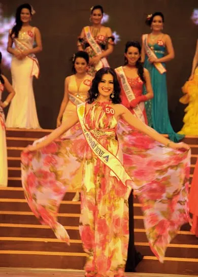 Dương Hoàng Diệu Thu đoạt giải Quý bà có trang phục áo dạ hội đẹp nhất. Ảnh: An Dung.