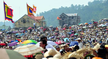 Sân vận động trung tâm quận Đồ Sơn (Hải Phòng) đông nghẹt người hâm mộ trong ngày diễn ra chung kết hội chọi trâu 2009.