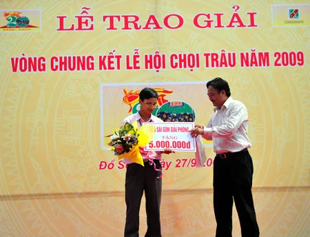 Đại diện Báo SGGP trao phần thưởng Phường có trâu đoạt giải nhiều nhất trong 20 năm lễ hội chọi trâu Đồ Sơn, cho đại diện phường Ngọc Xuyên (Đồ Sơn, Hải Phòng)