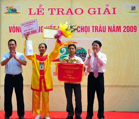 Bế mạc lễ hội chọi trâu Đồ Sơn năm 2009: Trâu số 28 của ông Hoàng Gia Bổn đoạt ngôi vô địch