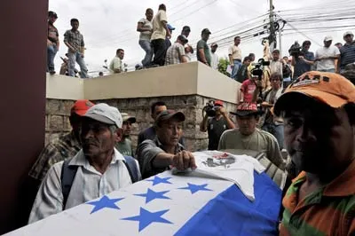 Người ủng hộ ông Zelaya bên quan tài của một nạn nhân thiệt mạng vì bị lực lượng an ninh Honduras trấn áp trong khi tham gia biểu tình tại Đại sứ quán Brazil