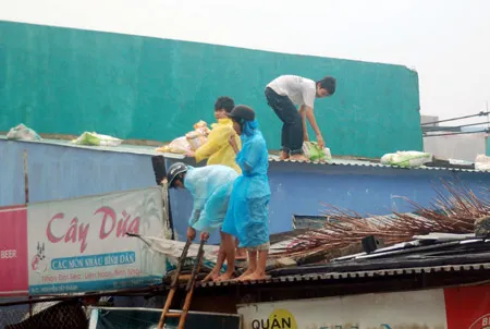 Sáng 28-9, người dân Đà Nẵng khẩn trương chèn chống nhà cửa để phòng chống bão số 9