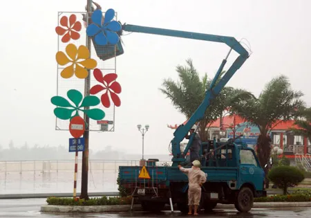 Tiến hành tháo các băng rôn, biển quảng cáo trên đường Bạch Đằng (Đà Nẵng)