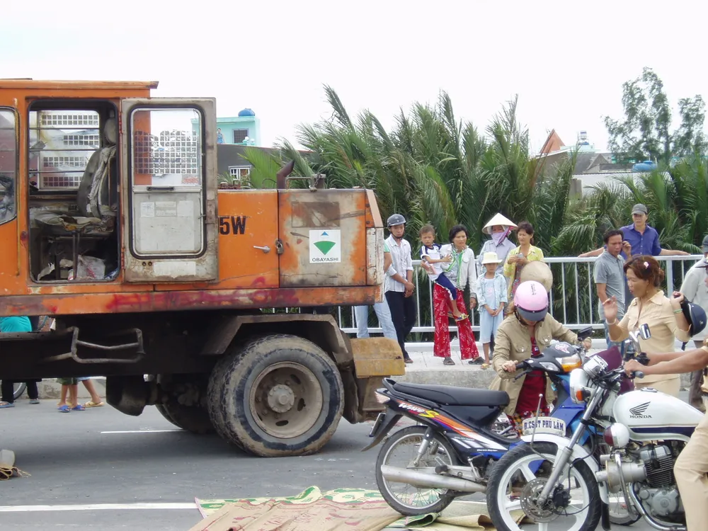 TPHCM: Xe thi công công trình cán chết một phụ nữ
