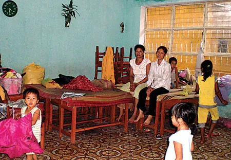 Phụ nữ và trẻ em tại quận Liên Chiểu, TP Đà Nẵng được sơ tán đến nơi an toàn. Ảnh: NGUYỄN HÙNG