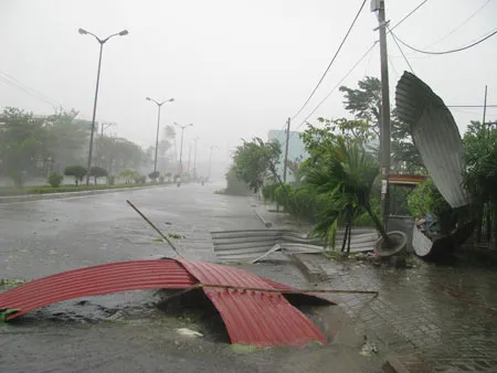 Mái nhà của căn nhà 30 Hoàng Văn Thụ Đà Nẵng bị gió dỡ toàn bộ. Ảnh: Nguyên Khôi