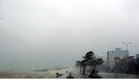 Sóng biển dâng cao và tràn vào đường Nguyễn Tất Thành (Đà Nẵng). Ảnh: Nguyễn Hùng