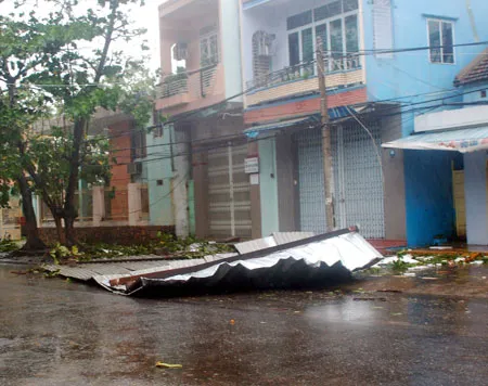Mái tôn của một nhà dân trên đường Ông Ích Khiêm (Đà Nẵng) bị gió thổi tốc xuống đường. Ảnh: Nguyễn Hùng