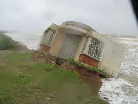 Bão số 9 làm sóng dâng cao cuốn sập nhiều công trình, nhà ở tại Đà Nẵng.